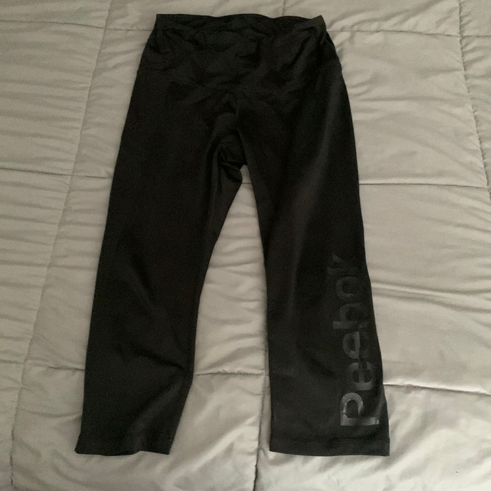 Medium size womens reebok capri leggings